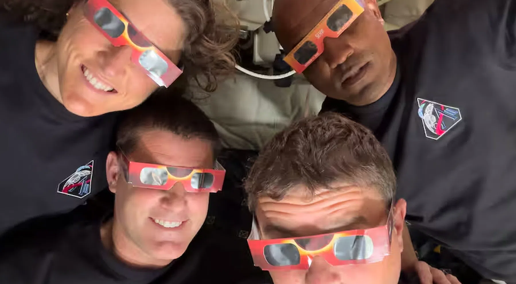 Astronauten met beschermende brillen